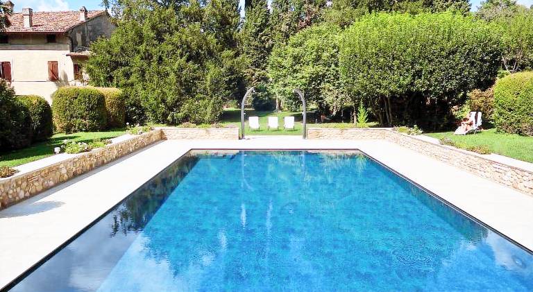 Farm with pool, patio & yard in Mantua