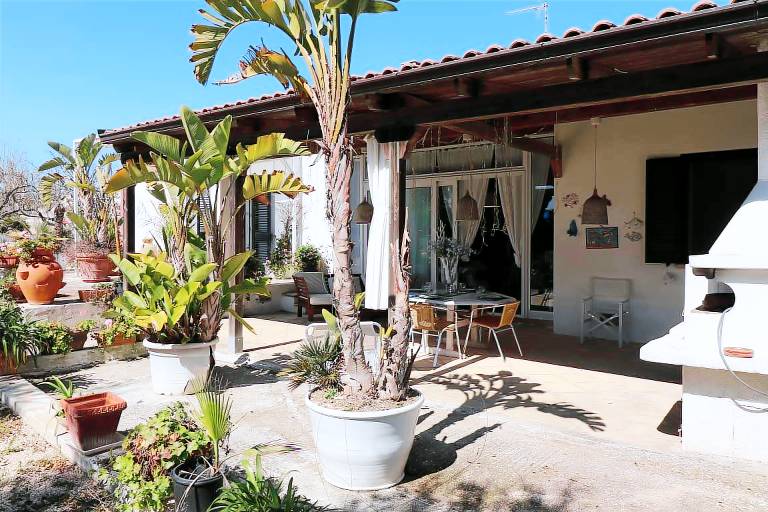 Villa with BBQ & garden | Garden view — photo 4