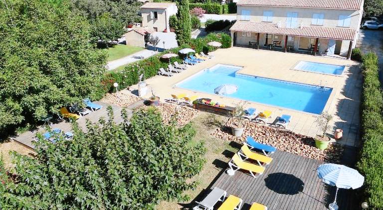 Vacation home with pool, barbecue & yard | Pets are welcome — photo 3