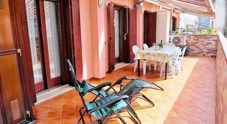 Rental apartment with patio — photo 4