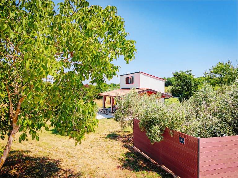 Vacation home with patio, barbeque & yard — photo 5