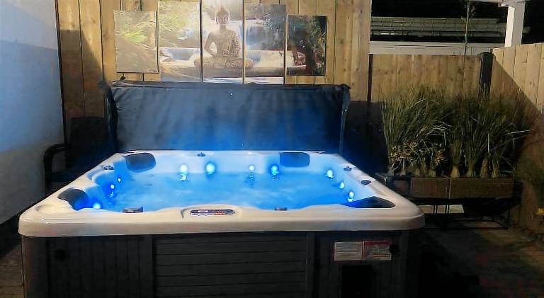 Vacation home with hot tub & pool | Pet-friendly in Hasselt
