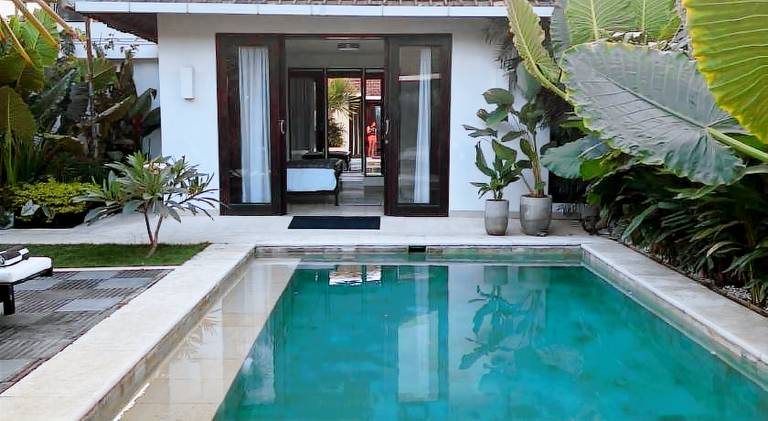 Villa with pool — photo 4
