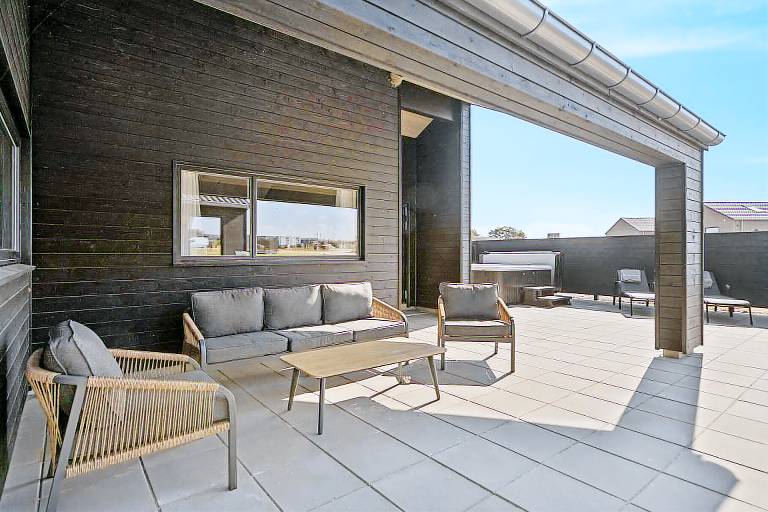 House with sauna, pool & patio — photo 3