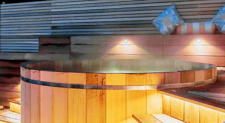 Vacation home with hot tub — photo 4