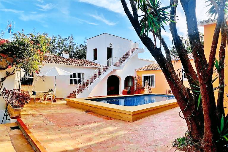 Villa with barbeque, terrace & yard — photo 5