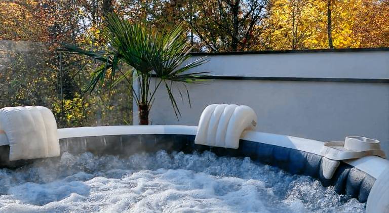 Rental apartment with hot tub — photo 3