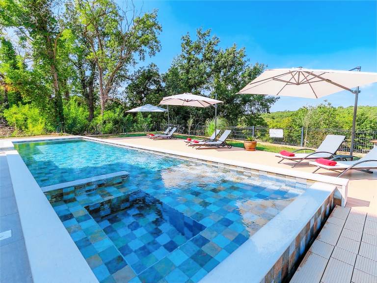 Vacation home with private pool, patio & BBQ — photo 5