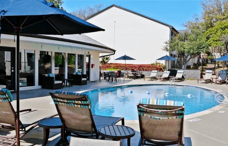 Apartment with pool in Dallas, TX
