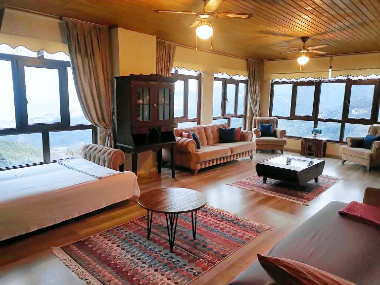 Fully equipped vacation home with grill & yard | Beach nearby | Perfect for remote work | Dogs allowed — photo 2