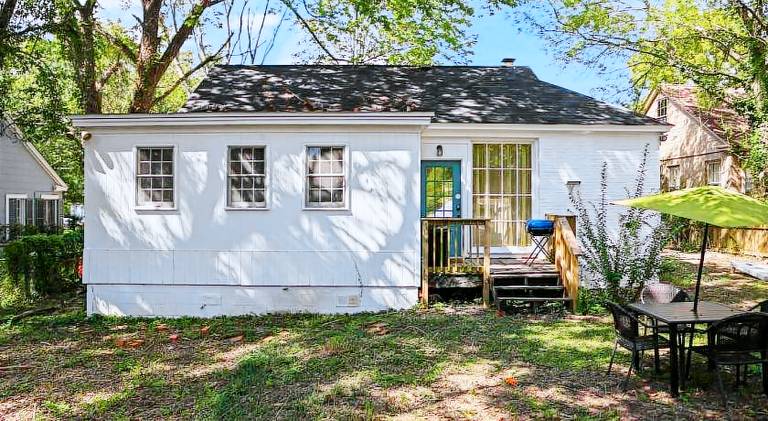 Vacation home with yard — photo 5
