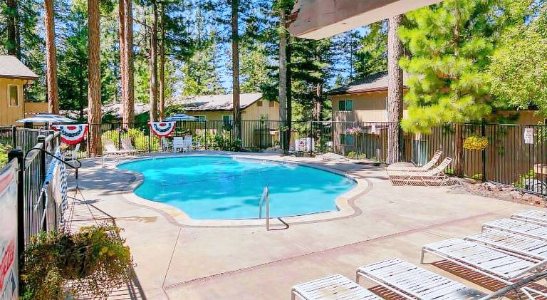 Vacation home with pool — photo 4