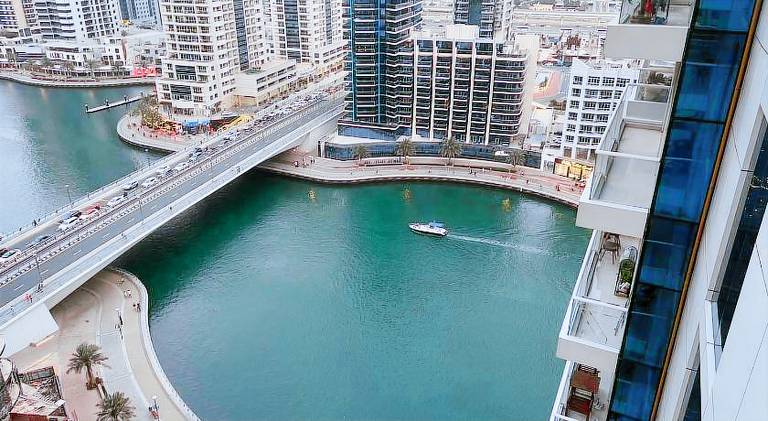 Vacation home with pool in Abu Dhabi