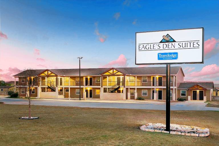 Eagle's Den Suites Cotulla a Travelodge by Wyndham in Cotulla, TX