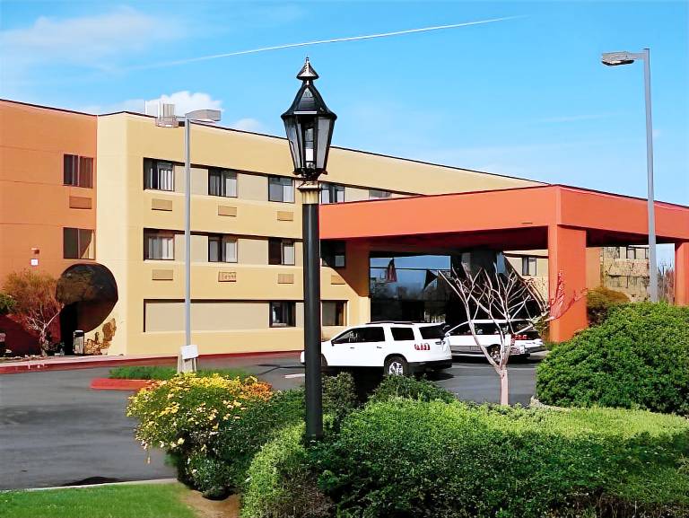 Oxford Suites Redding in Redding, CA