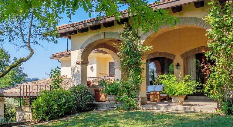 Villa with pool — photo 5