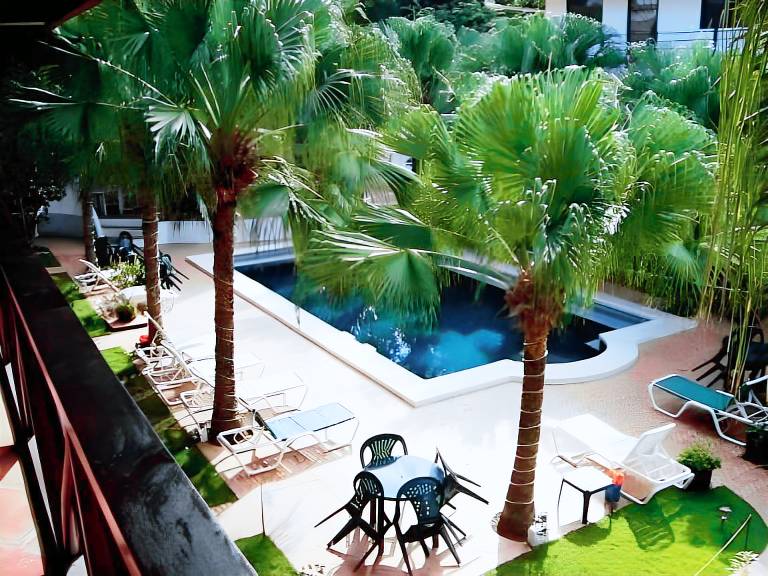 Serviced apartment with yard, terrace & pool — photo 3