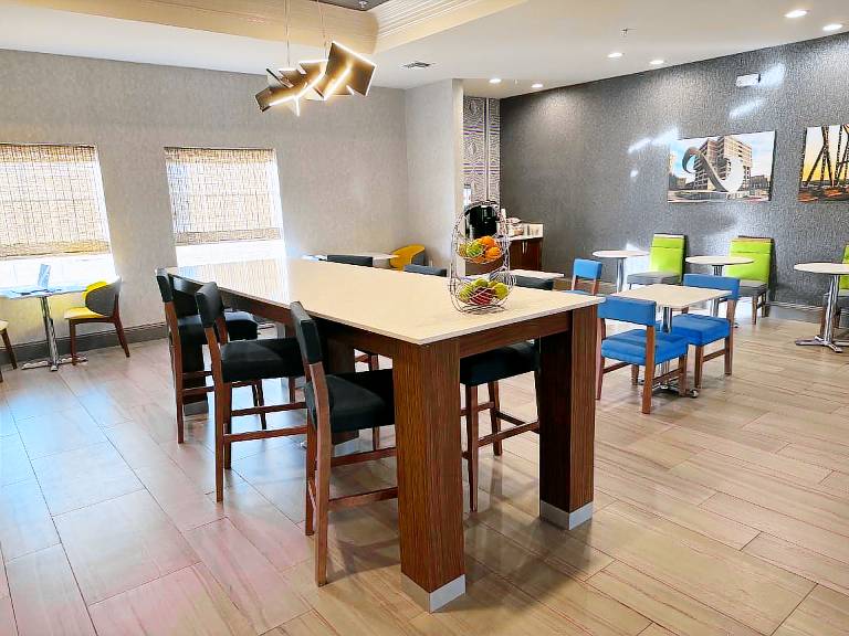 La Quinta Inn & Suites by Wyndham Broussard — photo 3
