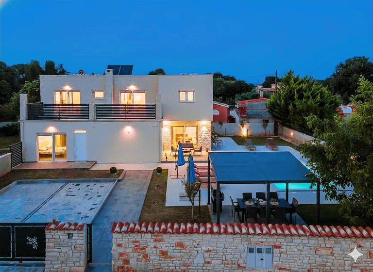 Villa with terrace, pool & grill — photo 5