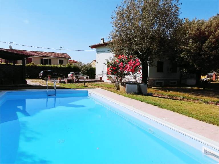 Villa with yard, pool & barbeque — photo 3