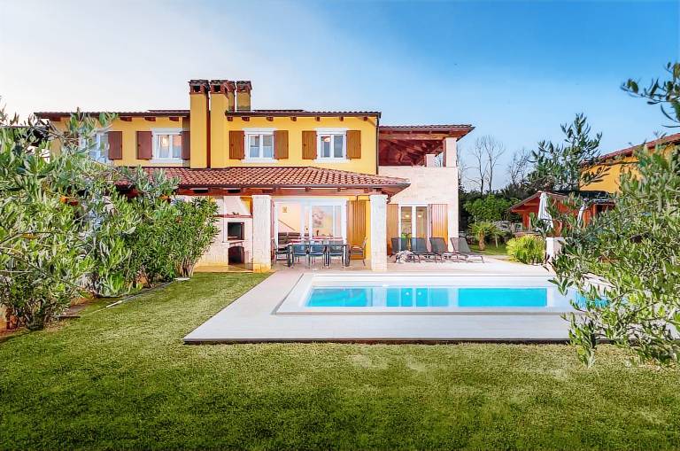 Fully equipped spacious villa with terrace, BBQ & yard | Pets allowed — photo 2