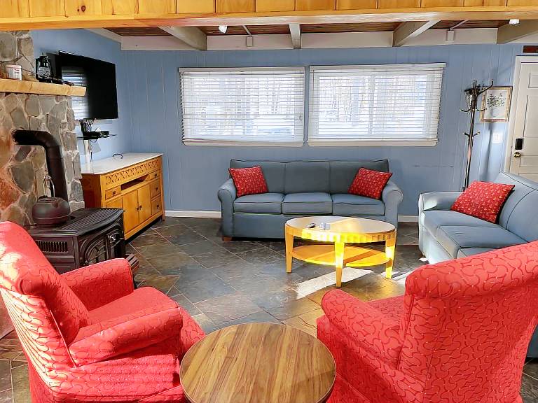 NoCo Fido Friendly Spacious Family Home with Hot Tub and BBQ Area — photo 3