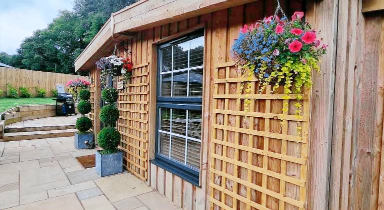 Lodge with patio, jacuzzi & yard in Harrogate