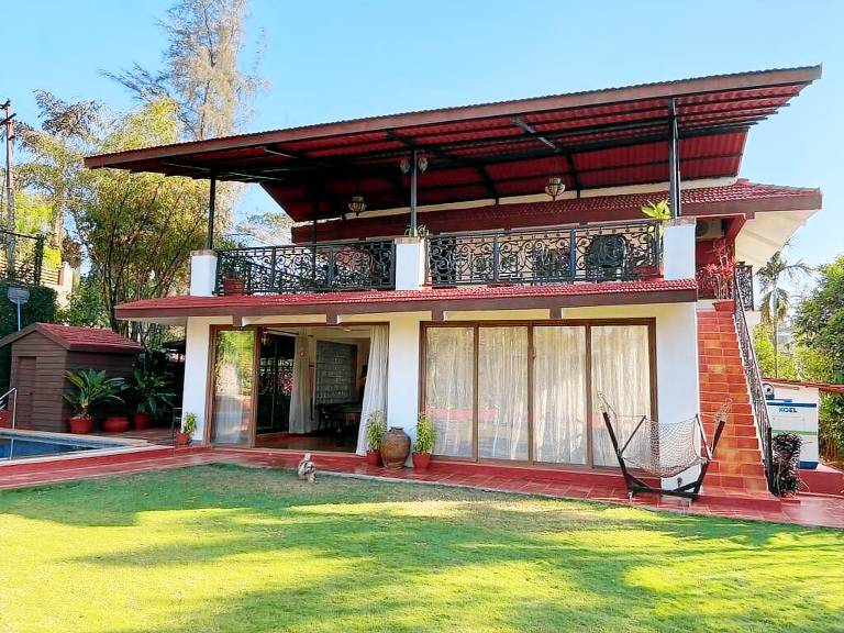 Villa with pool & yard — photo 5