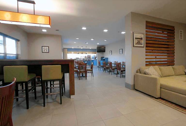 Country Inn & Suites by Radisson, Moline Airport in Moline, IL