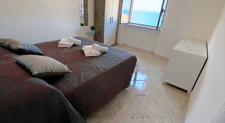 House with 2 rooms for 6 persons in Salerno