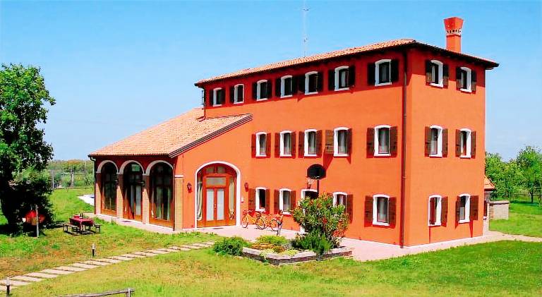 Big holiday apartment with private pool, BBQ & yard | Dogs allowed in Jesolo