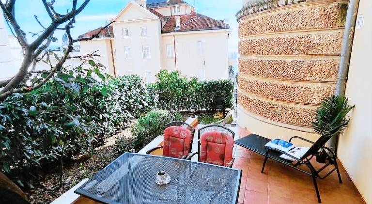 Holiday apartment with patio — photo 4
