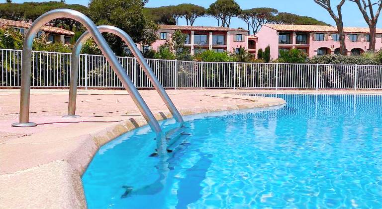 Holiday apartment with barbecue, patio & private pool — photo 3