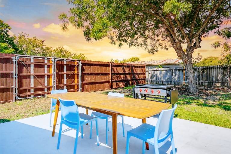 Modern 3 2 two kings hot tub fire pit 16min to wine trail nearby Pickleball courts pools in Blanco, TX
