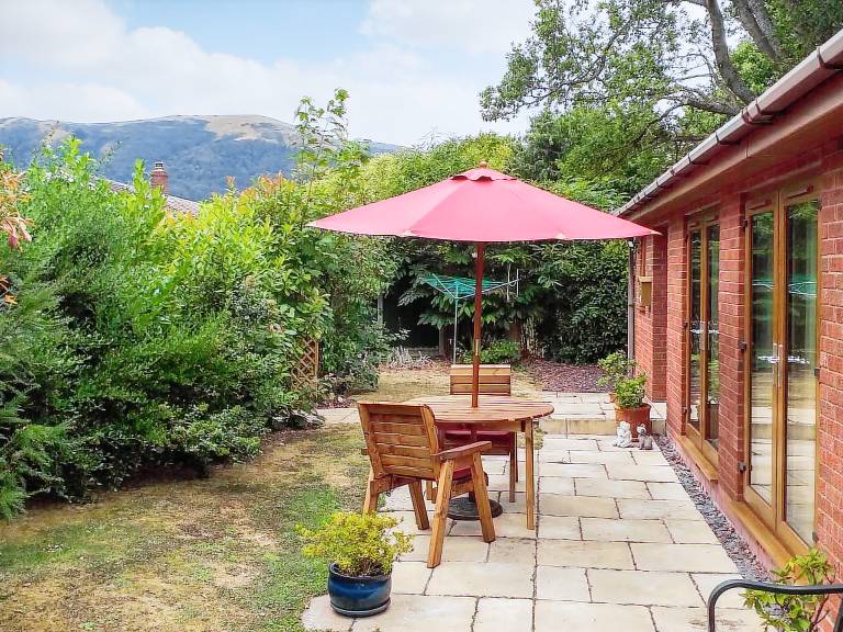 Cottage with yard & barbeque — photo 4