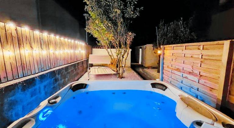 Apartment with jacuzzi — photo 4