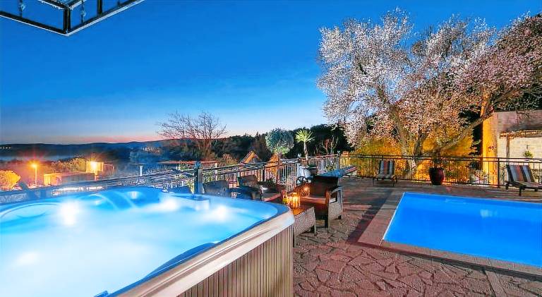 Villa with pool & hot tub | Dogs allowed — photo 3