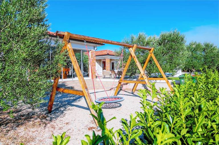 Family-oriented charming vacation home with pool, garden & barbecue | Pool view | Pets allowed — photo 2