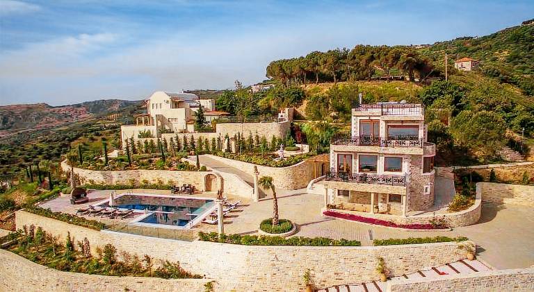 Family-oriented villa with hot tub, garden & patio | Good for workation | Pets allowed in Heraklion
