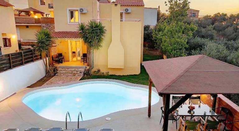 Villa with barbecue, terrace & private pool | Pet-friendly — photo 4
