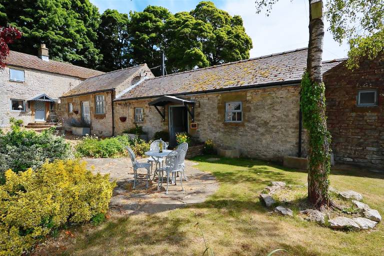 Family Friendly Cottage in Over Haddon with Barbecue, Pool & Garden