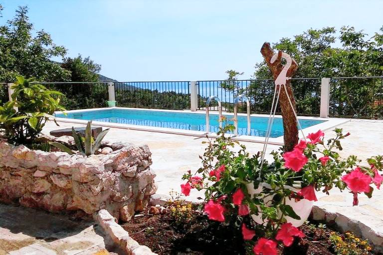 Vacation home with terrace in Brela