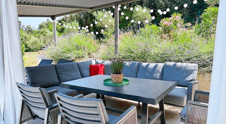Ample villa with BBQ, patio & yard | Pets allowed — photo 2