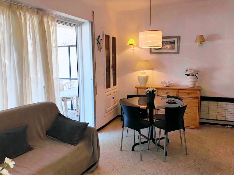 Apartment with yard — photo 4