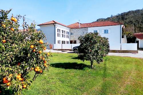 Rental apartment with terrace, yard & pool in Braga