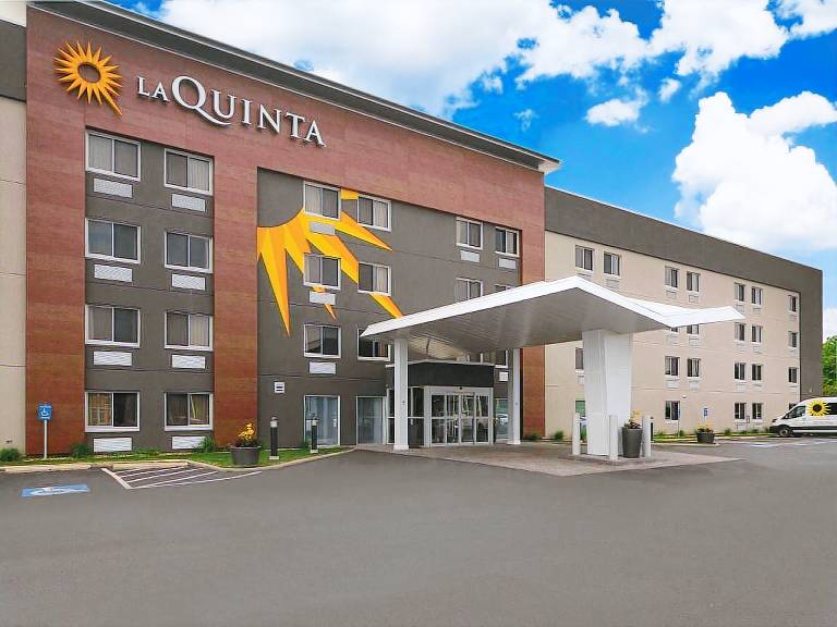 La Quinta Inn & Suites by Wyndham Cleveland - Airport North in Cleveland, OH
