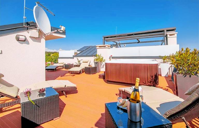 Exquisite holiday home with penthouse roof terrace, whirlpool, sea view — photo 4