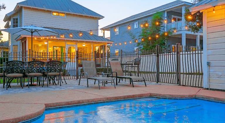 House with pool — photo 4