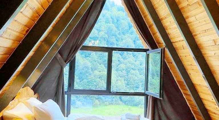 Charming vacation home with jacuzzi, patio & garden | Pets are welcome in Camlihemsin