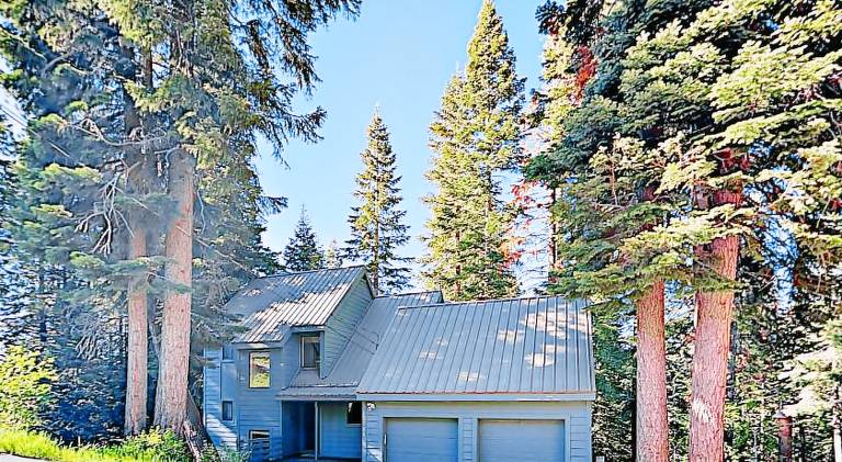 Vacation home with jacuzzi & pool in Truckee, CA